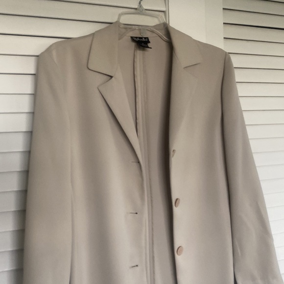 Cream colored ladies blazer - Picture 3 of 4